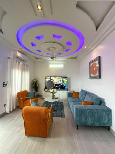 a living room with a couch and a blue ceiling at Les Résidences AKATA-Appartement HOUÈ in Abomey-Calavi