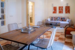 a living room with a wooden table and chairs at COZY APPARTEMENT Center city 11 janvier in Casablanca