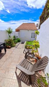 a couple of benches sitting on a patio at Casa da Corisca in Vila Franca do Campo
