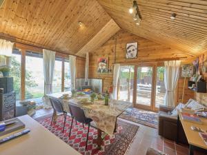 a dining room with a table and chairs in a house at Zee van tijd in Kasterlee
