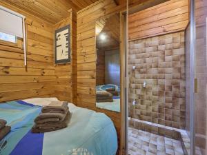 a log cabin bedroom with a bed and a shower at Zee van tijd in Kasterlee