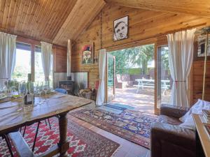 a living room with a wooden ceiling and a wooden table at Zee van tijd in Kasterlee