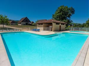 a large swimming pool with blue water at Lac Bleu huis nr 13 in Lacapelle-Marival