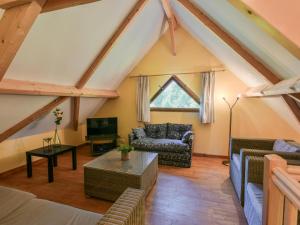 a living room with a couch and a tv at Lac Bleu huis nr 13 in Lacapelle-Marival