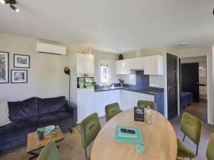 a living room with a table and a kitchen at L Etage in Kaatsheuvel