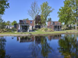 a house next to a body of water at L Etage in Kaatsheuvel
