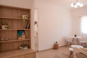 a living room with a book shelf and a table at Epoca in Tandil
