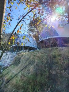 a train on a track with the sun in the background at Glamping Entre las Nubes in Mineral del Monte
