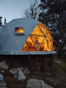 a dome tent on a pile of rocks at Glamping Entre las Nubes in Mineral del Monte