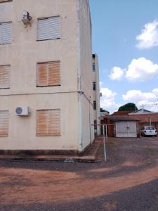 a building with windows on the side of it at Ap Simples arc, bem localizado confortável e aconchegante, 2 quartos in Araçatuba