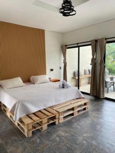 a bedroom with a wooden bed in a room at Villa Milú Refugio boutique in Guaduas