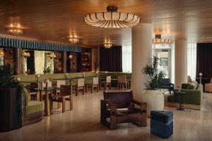 a restaurant with a bar with chairs and tables at The Code Hotel in Austin