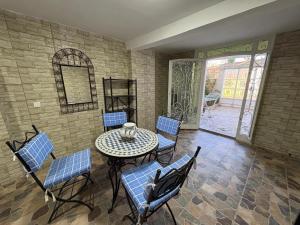 a room with a table and chairs and a patio at Maison Cozy à Tanger in Tangier