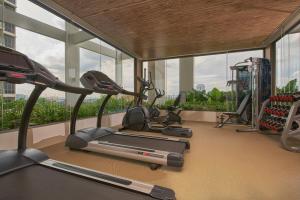 Posilňovňa alebo fitness centrum v ubytovaní Oasia Residence Singapore by Far East Hospitality