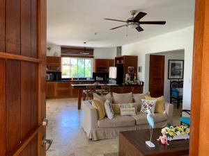 a living room with a couch and a kitchen at Las Marías in El Morón