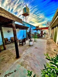 a patio with a basketball hoop on a building at Apart Piedras con cohera y desayuno seco in Villa María