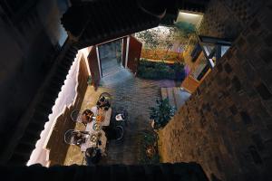 eine Draufsicht auf einen Tisch in einem Gebäude in der Unterkunft Interlude Inn, Boutique Art Retreat, Cultural Experience, Artisan Breakfast in Fenghuang