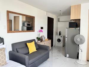 ein Wohnzimmer mit Sofa und Kühlschrank in der Unterkunft Luxee Haven in Manila