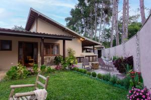 a house with a yard with a fence at Casa dos Pinheiros in Resende