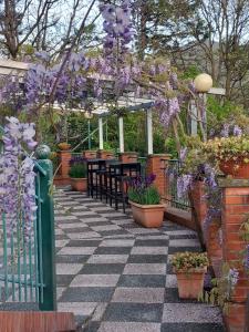 a garden with purple flowers and a fence at Bed&Breakfast Bella Vita in Moneglia +13 photos