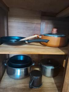 a wooden shelf with pots and pans on it at De Paso Pergamino in Pergamino +6 photos