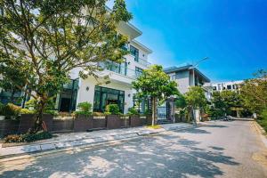 an empty street in front of a white building at LakeView Villa BT43-03 Sầm Sơn in Sầm Sơn