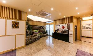 a lobby with a kitchen and a living room at Daeheung Manwol Hotel in Daejeon