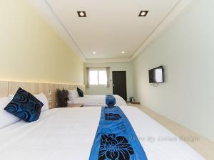 Een bed of bedden in een kamer bij 微笑18民宿 附車位