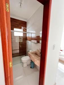 a bathroom with a toilet and a sink at Morada dos Pássaros - Casa - 3 quartos e garagem in Vitória da Conquista +25 photos
