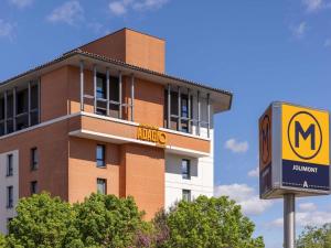 a building with a hotel sign in front of it at Aparthotel Adagio Access Toulouse Jolimont in Toulouse