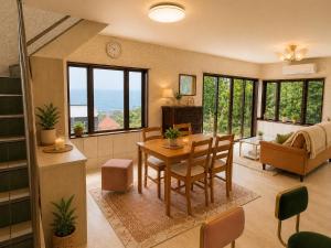 eine Küche und ein Wohnzimmer mit Tisch und Stühlen in der Unterkunft Amoria in Miyazaki + 1 Foto