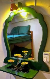 ein Zimmer mit einem grünen Etagenbett und einem Spiegel in der Unterkunft Rinconcito verde in Constanza + 7 Fotos