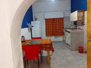 a kitchen with a table with chairs and a refrigerator at PUNTO FIJO in Zárate