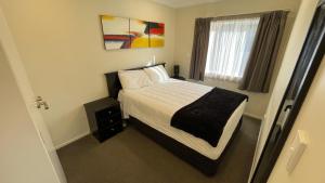 a bedroom with a bed and a window at Crow's Nest in Picton
