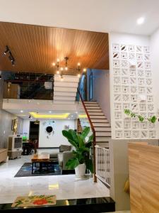 a living room with a staircase in a house at Hotel Tâm Đan in Ðông Tác (1)