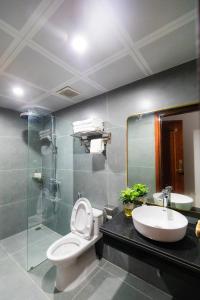 a bathroom with a toilet and a sink at Cong Hoa Homestay in Vũ Lâm