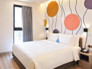 a bedroom with a bed with balloons on the wall at Innk in Taichung