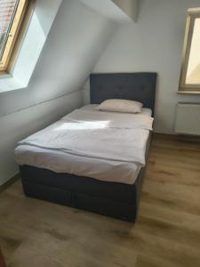 a bedroom with a bed in a room with a window at Vodita in Höchstadt an der Aisch