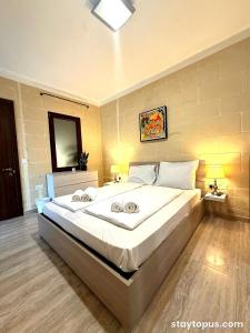En eller flere senge i et værelse på Staytopus Highlands Rooms Gozo Pool & View