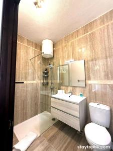 Et badeværelse på Staytopus Highlands Rooms Gozo Pool & View