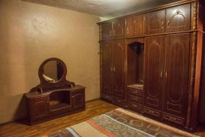 Cette chambre comprend une grande armoire en bois et un miroir. dans l'établissement Maison Belle Vue, au Morne