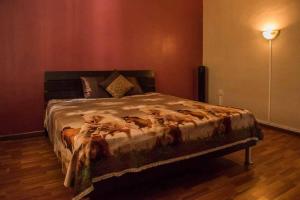 莫納的住宿－Maison Belle Vue，一间卧室配有一张床,床上有马毯