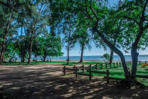 ル・モーンにあるMaison Belle Vueの浜辺の木々とベンチのある公園
