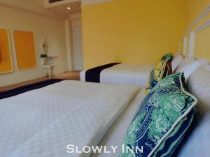 Katil atau katil-katil dalam bilik di Slowly inn
