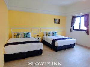 Katil atau katil-katil dalam bilik di Slowly inn