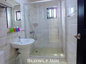 Bilik mandi di Slowly inn