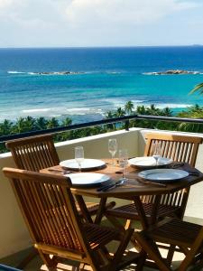 een tafel met twee stoelen en uitzicht op de oceaan bij Lara's place in Unawatuna