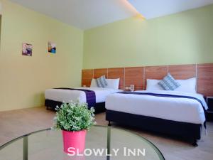 Katil atau katil-katil dalam bilik di Slowly inn