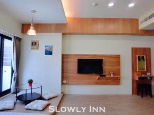 Televisyen dan/atau pusat hiburan di Slowly inn