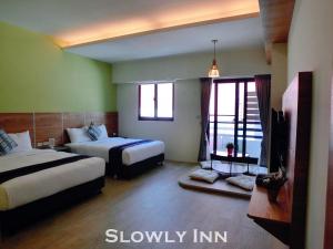 Katil atau katil-katil dalam bilik di Slowly inn